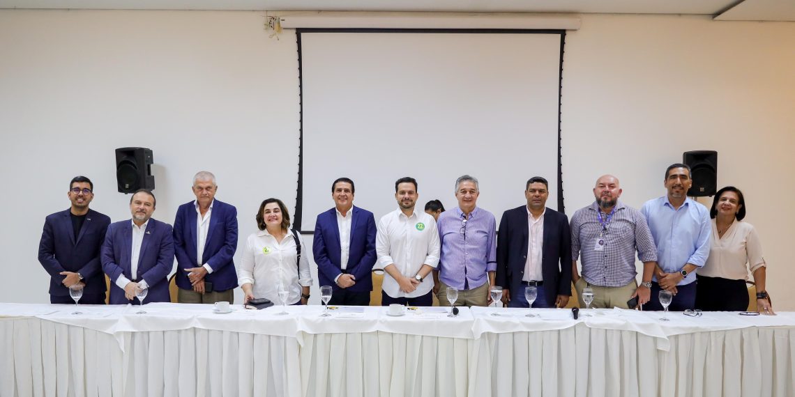 Alberto Neto e Maria do Carmo recebem profissionais da construção civil: ‘Manaus precisa ser desburocratizada