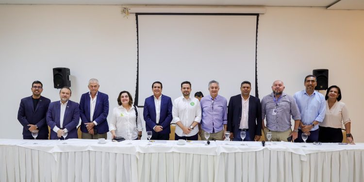 Alberto Neto e Maria do Carmo recebem profissionais da construção civil: ‘Manaus precisa ser desburocratizada