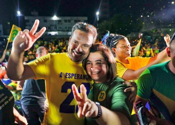 ‘Domingo o povo vai dar a resposta nas urnas’; Eduardo Bolsonaro pede voto ao 22 e reforça mudança e esperança em Manaus