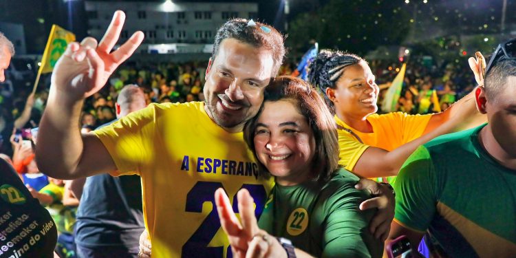 ‘Domingo o povo vai dar a resposta nas urnas’; Eduardo Bolsonaro pede voto ao 22 e reforça mudança e esperança em Manaus