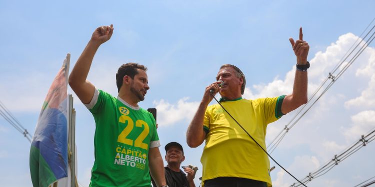 ’Acabou a mamata! É de virada!’, Tropa do Capitão contagia Manaus em motocarreata com Bolsonaro e Michelle