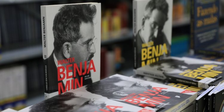 Dois mil novos livros são entregues à biblioteca da Escola Superior de Artes e Turismo da UEA