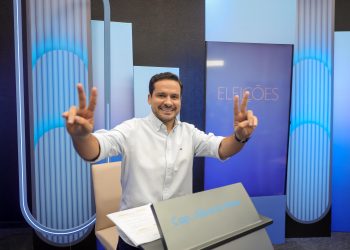 ‘Estou lutando contra máquinas poderosas’, diz Capitão Alberto Neto no último debate antes das Eleições