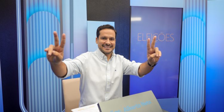 ‘Estou lutando contra máquinas poderosas’, diz Capitão Alberto Neto no último debate antes das Eleições