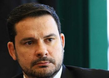 Justiça barra pesquisa que deu a Alberto Neto o segundo lugar em Manaus