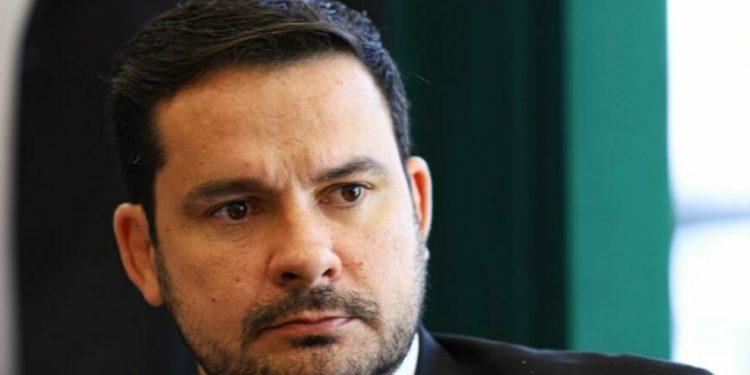 Justiça barra pesquisa que deu a Alberto Neto o segundo lugar em Manaus