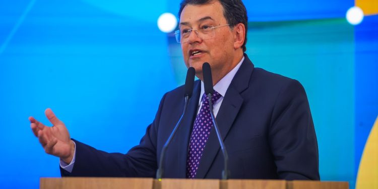 “O que parecia impossível, virou realidade”, comemora Eduardo Braga durante a sanção da regulamentação da reforma tributária