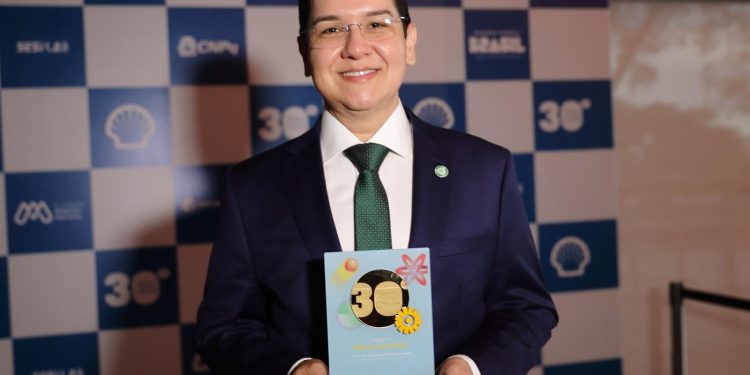 Reconhecimento nacional: pró-reitor da UEA recebe Prêmio Jovem Cientista por impacto acadêmico e inovação científica