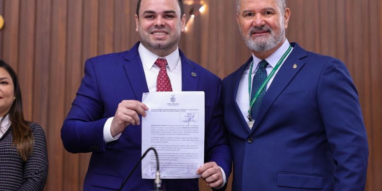 Presidente Roberto Cidade divulga cronograma do concurso público da Aleam, com 100 vagas para chamamento imediato e 200 para cadastro reserva