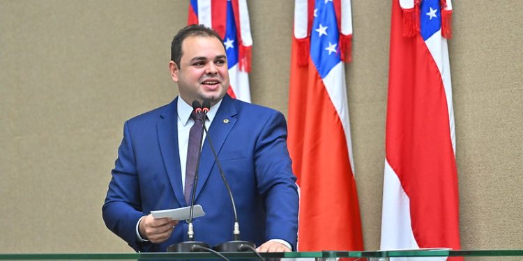 Pesquisa Direto ao Ponto: Roberto Cidade lidera corrida à Câmara Federal com 11% das intenções de voto