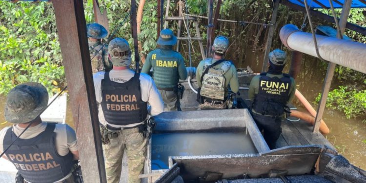 Operação destrói dragas de garimpo ilegal em áreas de povos indígenas isolados no AM