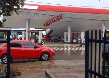 No Amazonas, estrutura de posto de gasolina desaba durante forte chuva 