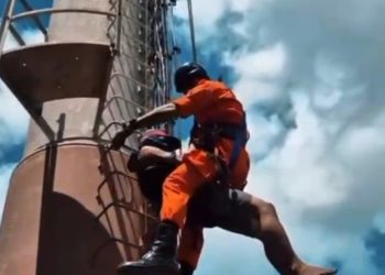 Em Manaus, polícia prende homem que subiu em torre de telecomunicações para furtar fios