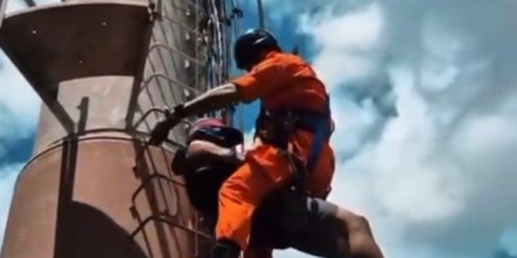 Em Manaus, polícia prende homem que subiu em torre de telecomunicações para furtar fios