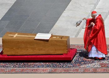 Corpo de papa Francisco é sepultado em Roma 