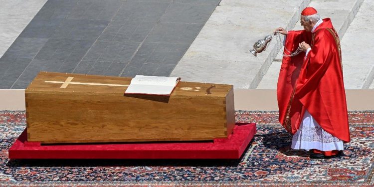 Corpo de papa Francisco é sepultado em Roma