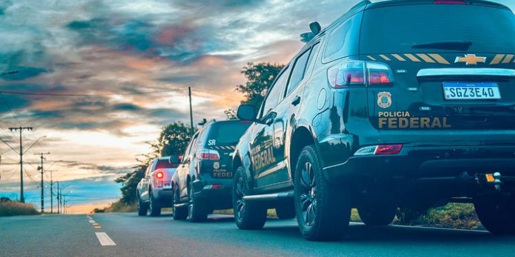 Policiais do AM são presos em operação da PF acusados de sequestro e tortura