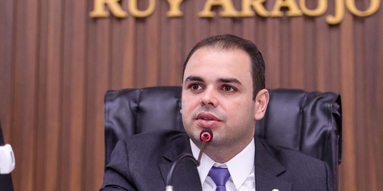 Roberto Cidade apresenta proposta para garantir retirada de encomendas em centros de distribuição no Amazonas