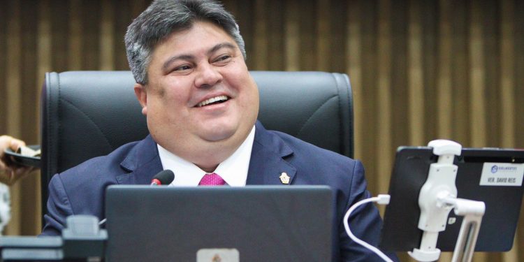 David Reis anuncia antecipação da primeira parcela do 13º salário dos servidores da CMM