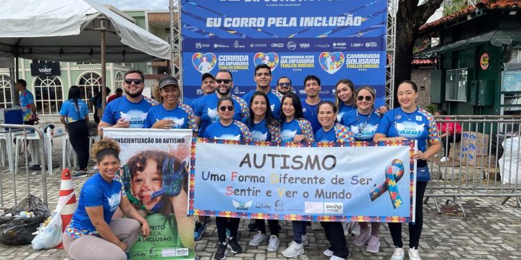 Em Manaus, acadêmicos de Direito da Faculdade La Salle fazem ação sobre o autismo no Centro