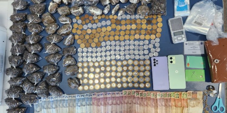 Polícia prende mulher em flagrante por tráfico de drogas majorado pela participação de adolescentes no AM