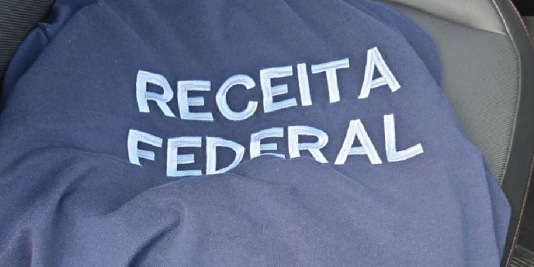 PC-AM prende homem que se passava por servidor da Sefaz e da Receita Federal para aplicar golpes