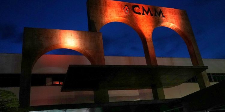 Câmara Municipal de Manaus tem fachada iluminada em apoio ao ‘Maio Laranja’