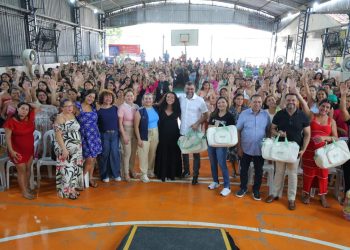 Na véspera do Dia das Mães, governador Wilson Lima entrega kits de bebê para gestantes em Manaus