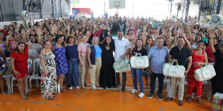 Na véspera do Dia das Mães, governador Wilson Lima entrega kits de bebê para gestantes em Manaus