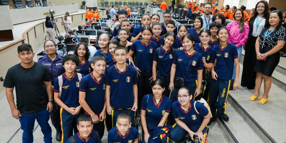 Projeto da Escola do Legislativo leva alunos do CMPM IV à CMM