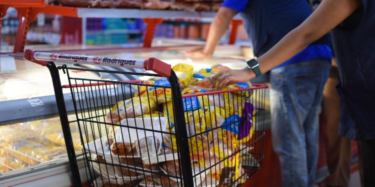 Procon-AM autua supermercado por comercializar mais de 46 kg de alimentos impróprios para consumo