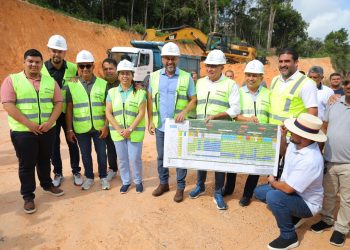 Wilson Lima vistoria retomada das obras de modernização da AM-010 após período chuvoso