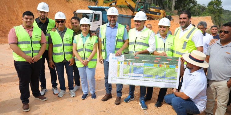 Wilson Lima vistoria retomada das obras de modernização da AM-010 após período chuvoso