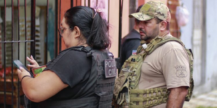 Três pessoas são presas suspeitas de envolvimento em roubos a aparelhos celulares na zona norte de Manaus
