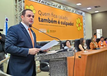 Presidente Roberto Cidade alerta estudantes sobre crimes sexuais e virtuais, durante ação do Maio Laranja, na Aleam