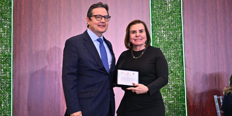 Presidente do TCE-AM é homenageada em Congresso Internacional