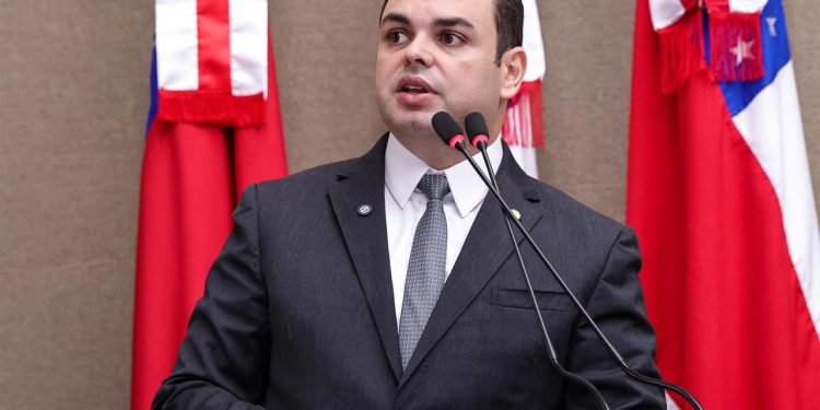 Deputado Roberto Cidade destaca Lei de sua autoria que incentiva o ingresso de mães solo no mercado de trabalho