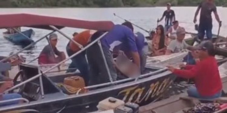 Menino de 3 anos perde a vida ao cair em lago em meio a mudança no AM