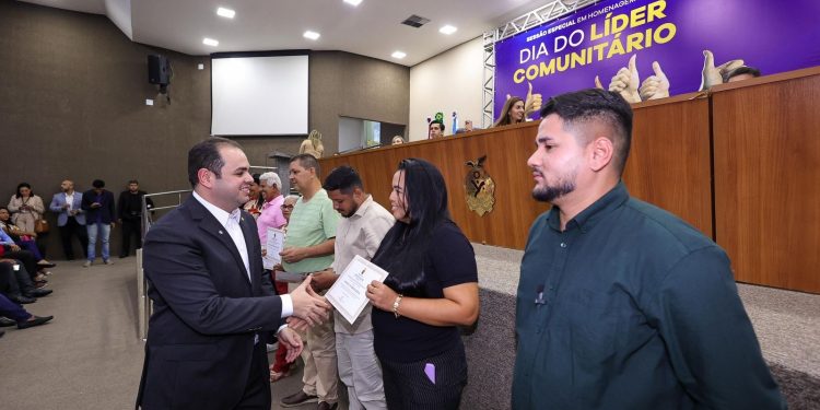 Presidente Roberto Cidade homenageia líderes comunitários e ressalta importância do ‘trabalho de rua’ na atenção à população