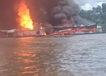 Incêndio atinge flutuantes comerciais em comunidade rural no Amazonas