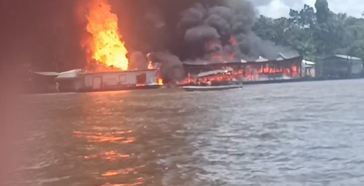 Incêndio atinge flutuantes comerciais em comunidade rural no Amazonas
