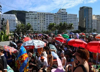 Fãs da cantora Lady Gaga acampam nas areias de Copacabana para ver show