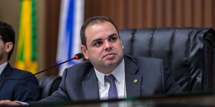 Presidente Roberto Cidade comanda votação que garante diretrizes orçamentárias do Estado para 2026