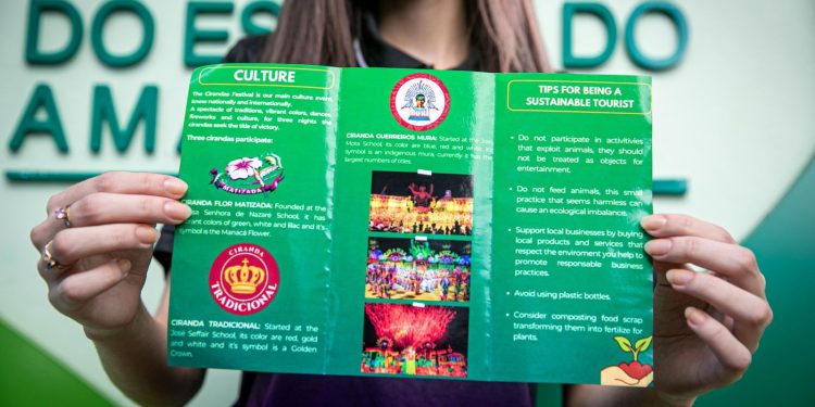 Em Manacapuru, estudante da UEA elabora infográfico com práticas essenciais de cultura e sustentabilidade para turistas estrangeiros