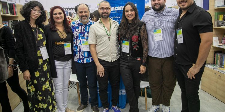 Bienal do Livro 2025: Editora UEA lança obra que celebra legado das lendas do Boi Caprichoso
