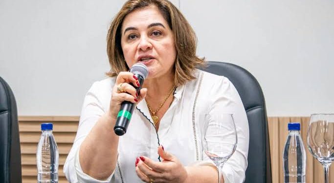 ‘Falta vontade política’, diz Maria do Carmo sobre abandono do centro de Manaus durante audiência pública