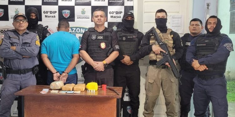 Polícia prende homem com tabletes de cocaína, arma de fogo e mais de R$ 3 mil em espécie em Maraã