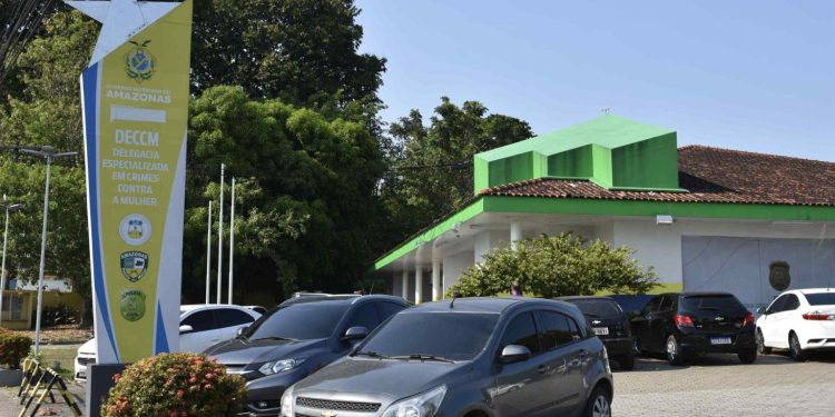 Polícia prende homem após agredir companheira e mulher pedir ajuda por mensagem em Manaus