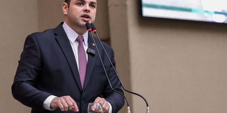 Leis de Roberto Cidade fortalecem políticas de descarte e reaproveitamento de resíduos no Amazonas