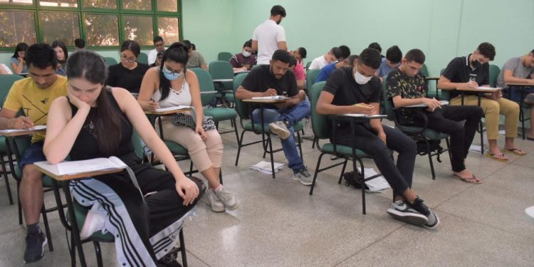 AprovENS, curso pré-vestibular da UEA, divulga 52 vagas remanescentes para aulas presenciais